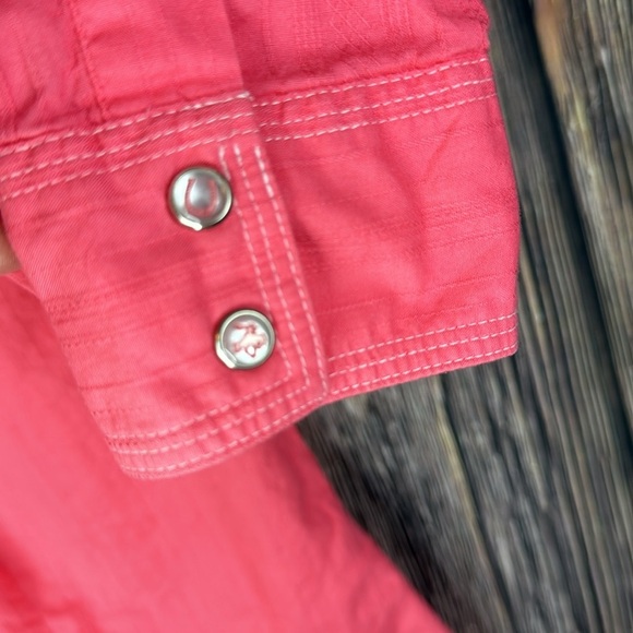 Woman’s Wrangler Buttoned Down Shirt - Picture 4 of 9